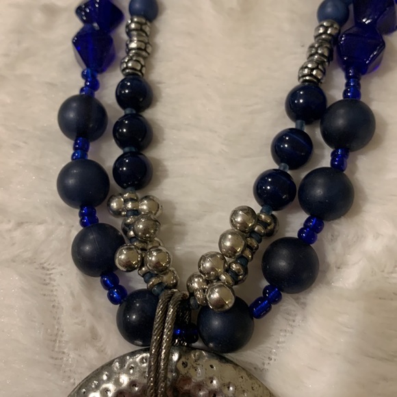 Double strand blue beads medallion statement necklace - Picture 4 of 7